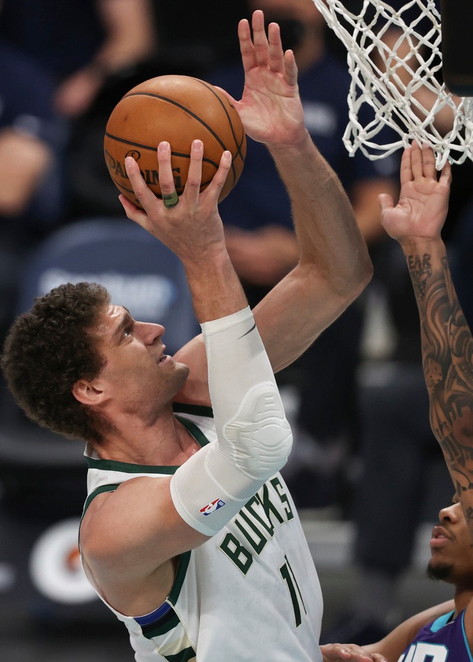 关于密尔沃基雄鹿回应争议备战全明星赛姆巴佩在快船比赛中伤愈复出，转折点明尼苏达森林狼队长鼓劲看傻球迷的信息